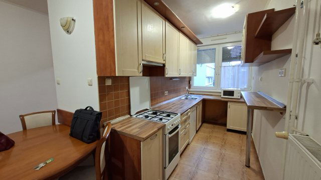Kiadó téglalakás, albérlet, Pécsett, Kamilla utcában, 3 szobás