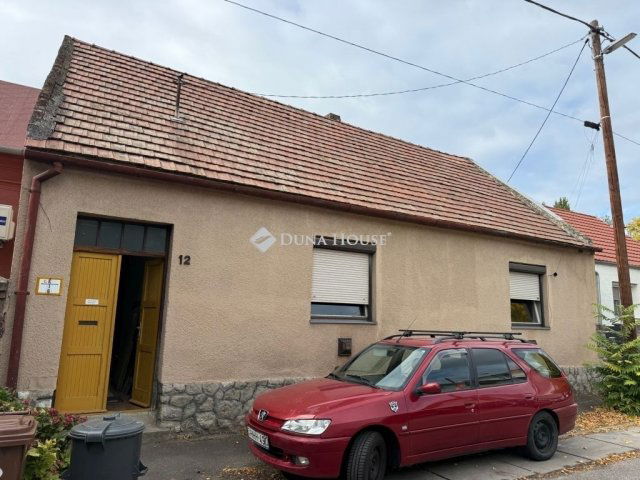 Eladó családi ház, Pécsett 50.5 M Ft, 2 szobás