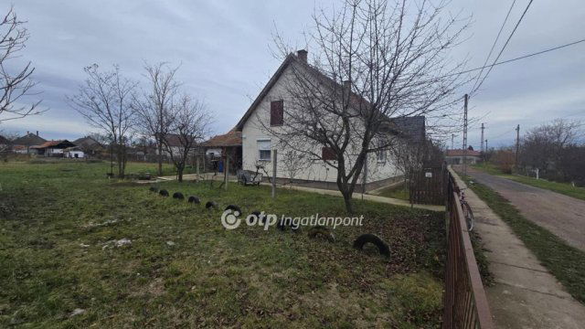 Eladó családi ház, Földesen 24 M Ft, 2 szobás