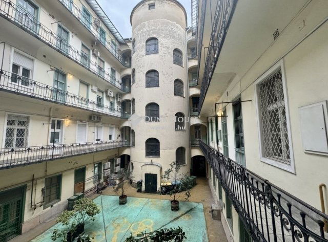 Eladó téglalakás, Budapesten, VI. kerületben 48 M Ft, 1 szobás