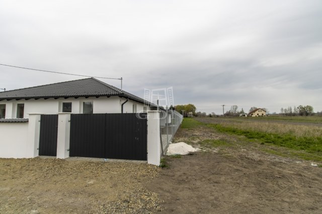 Kiadó ikerház, albérlet, Turán 250 E Ft / hó, 3 szobás