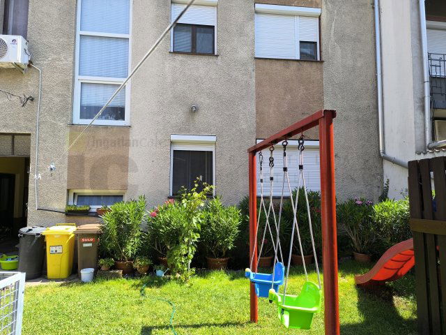 Eladó ikerház, Szegeden 78.9 M Ft, 4+2 szobás