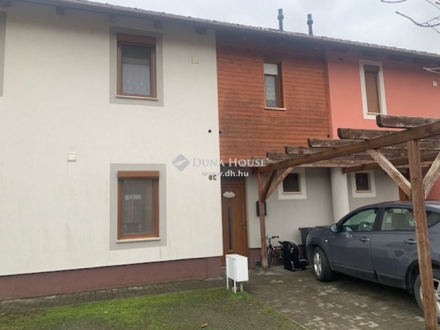 Eladó téglalakás, Tatán 92.9 M Ft, 4 szobás