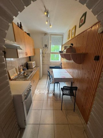 Eladó téglalakás, Tiszafüreden 32 M Ft, 2 szobás