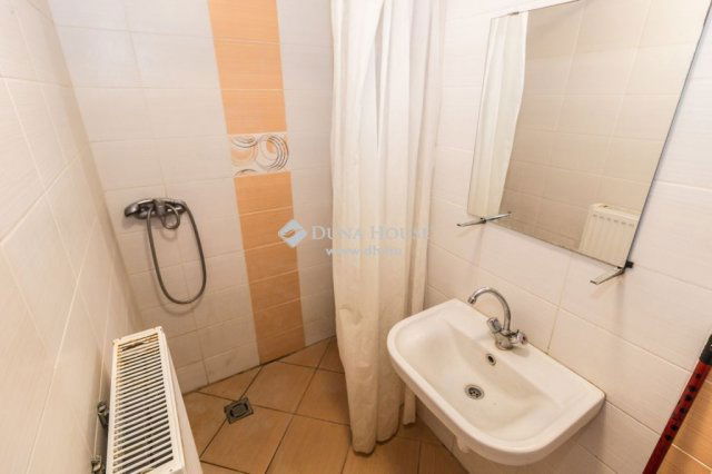 Eladó családi ház, Szombathelyen 95 M Ft, 9 szobás