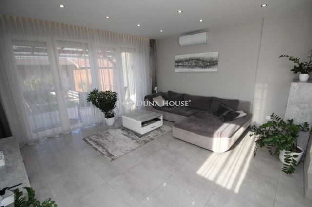 Eladó családi ház, Kecskeméten 99.9 M Ft, 5 szobás