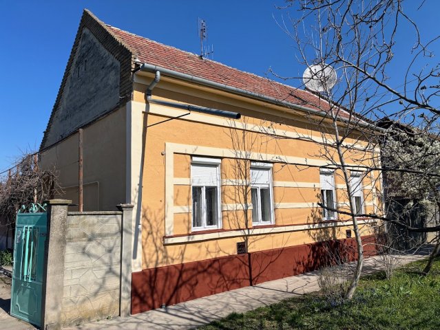 Eladó családi ház, Kiszomboron, Óbébai utcában 32.9 M Ft