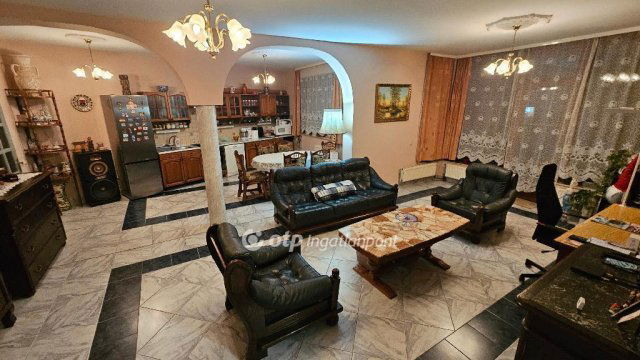 Eladó családi ház, Egerben 109.9 M Ft, 4+1 szobás