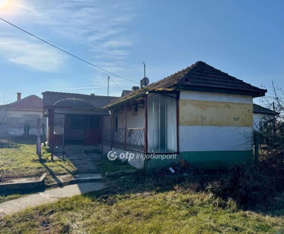 Eladó családi ház, Szentlőrinckátán 7.5 M Ft, 1+2 szobás