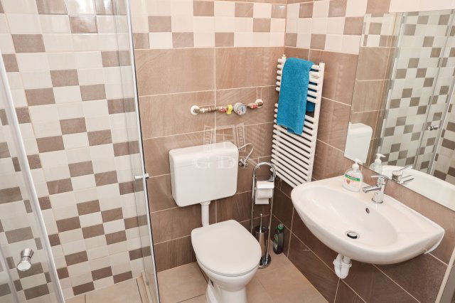 Eladó téglalakás, Budapesten, VI. kerületben 53.9 M Ft, 1 szobás