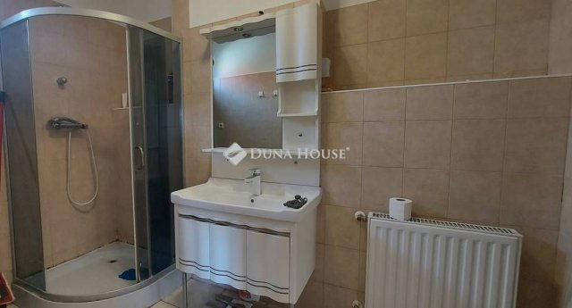 Kiadó téglalakás, albérlet, Pécsett 180 E Ft / hó, 3 szobás