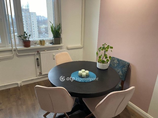 Eladó panellakás, Debrecenben 69.9 M Ft, 1+2 szobás