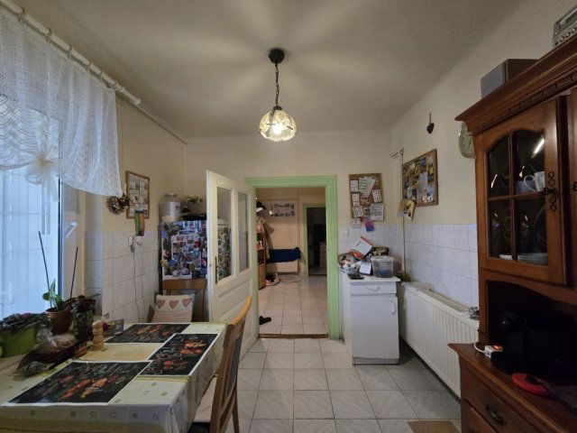 Eladó családi ház, Pécsett 126.9 M Ft, 6 szobás