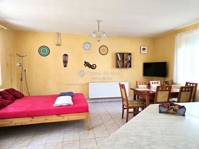 Eladó családi ház, Pécsett 99 M Ft, 3 szobás