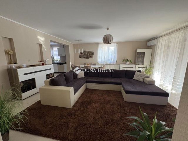 Eladó téglalakás, Székesfehérvárott 104.9 M Ft, 3 szobás