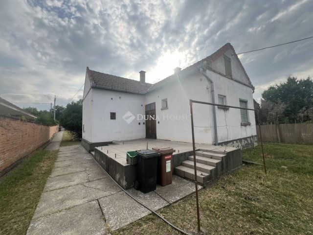 Eladó családi ház, Szegeden 130 M Ft, 3 szobás