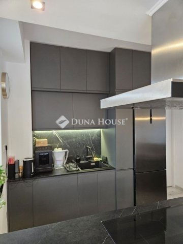 Eladó téglalakás, Pécsett 96.9 M Ft, 4 szobás