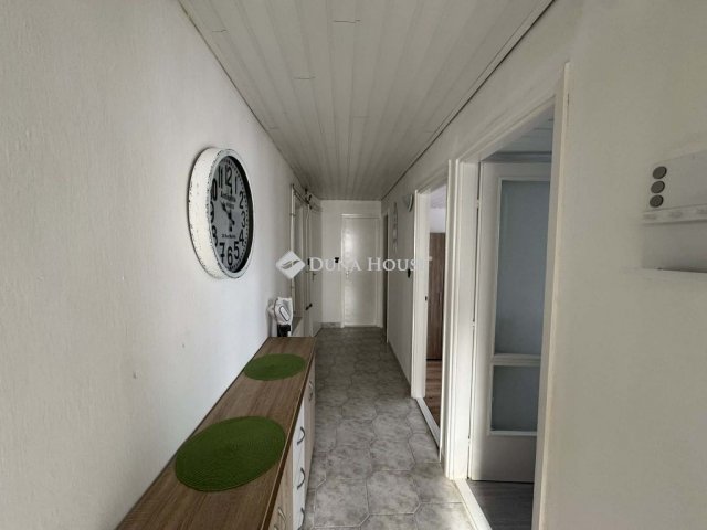 Eladó családi ház, Pécsett 62.5 M Ft, 8 szobás