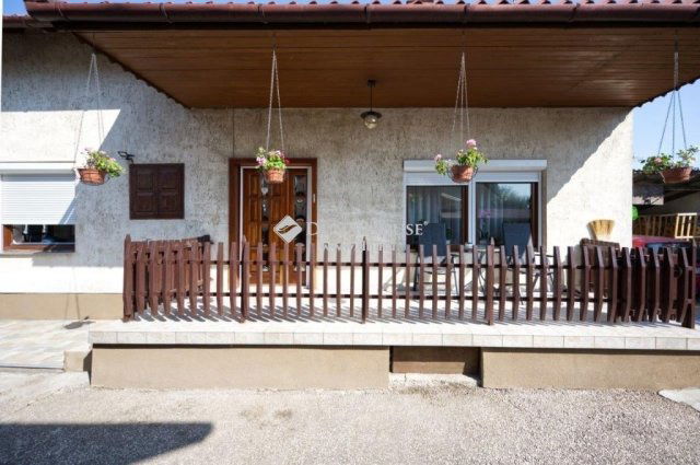 Eladó családi ház, Sóskúton 105 M Ft, 4 szobás