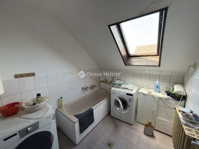 Eladó családi ház, Dányon 157.5 M Ft, 10 szobás
