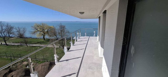 Eladó téglalakás, Siófokon 218.4 M Ft, 12 szobás