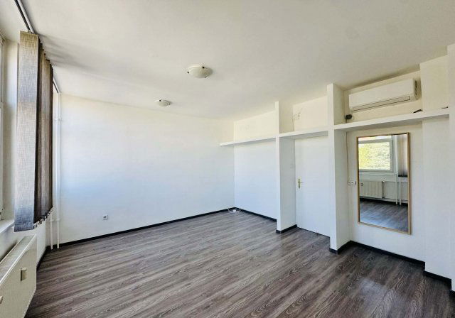 Eladó iroda, Veszprémben, Kossuth Lajos utcában 18 M Ft