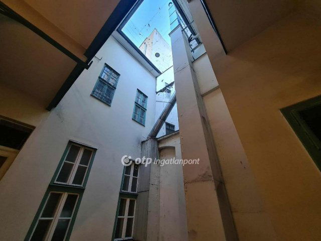 Eladó téglalakás, Budapesten, V. kerületben 79.9 M Ft, 1 szobás