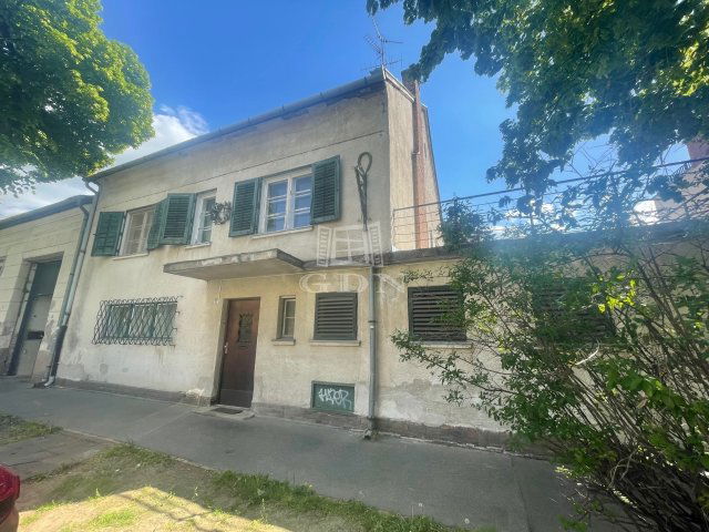 Eladó családi ház, Szegeden 150 M Ft, 7+2 szobás