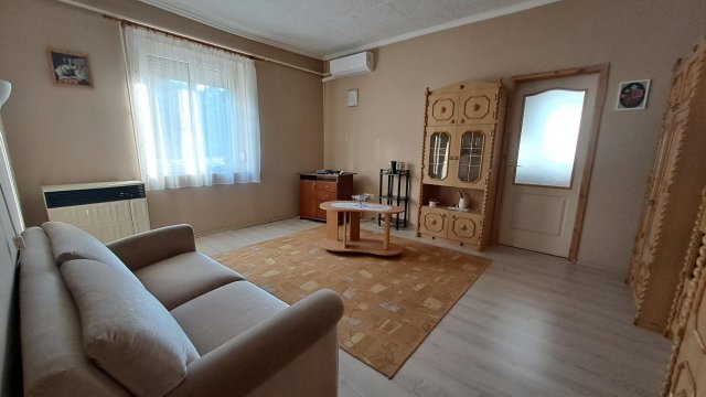 Eladó téglalakás, Nyergesújfaluban, Hullám utcában 35 M Ft