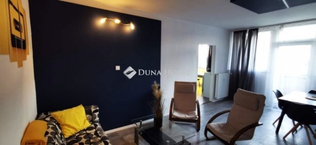 Eladó panellakás, Pécsett 69.5 M Ft, 3 szobás