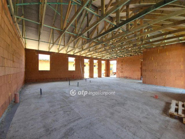 Eladó ikerház, Kistokajon 100 M Ft, 3 szobás