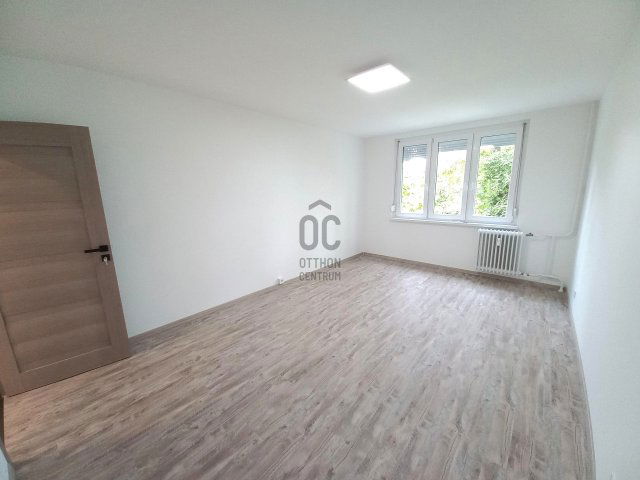 Eladó panellakás, Debrecenben 74.99 M Ft, 4 szobás