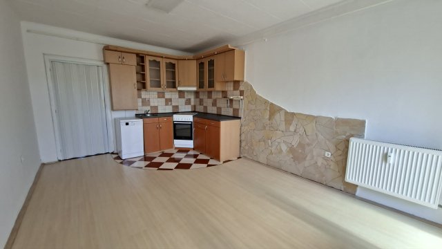 Kiadó panellakás, albérlet, Pécsett, Eszék utcában, 2 szobás