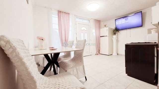 Eladó családi ház, Csörögön 54.5 M Ft, 2 szobás