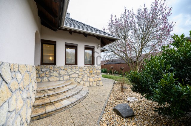 Eladó családi ház, Százhalombattán 210.5 M Ft, 7 szobás