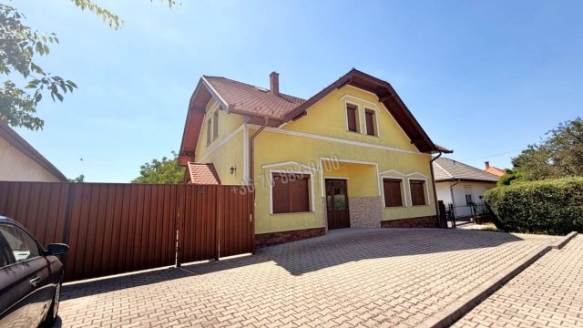 Eladó családi ház, Dabason 202.5 M Ft, 7 szobás