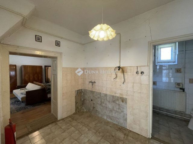 Eladó családi ház, Süttőn 23.9 M Ft, 2 szobás