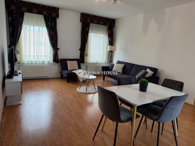 Eladó téglalakás, Debrecenben 95 M Ft, 4 szobás