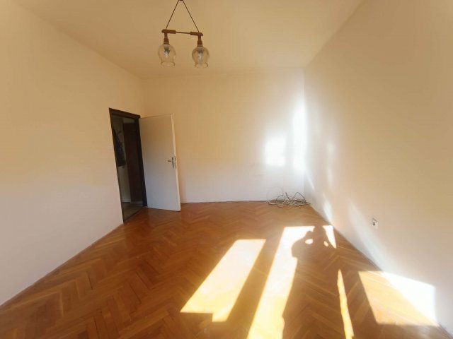 Eladó téglalakás, Pécsett, Komlói úton 29.9 M Ft, 2 szobás