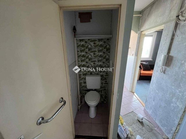 Eladó panellakás, Kecskeméten 37.5 M Ft, 3 szobás