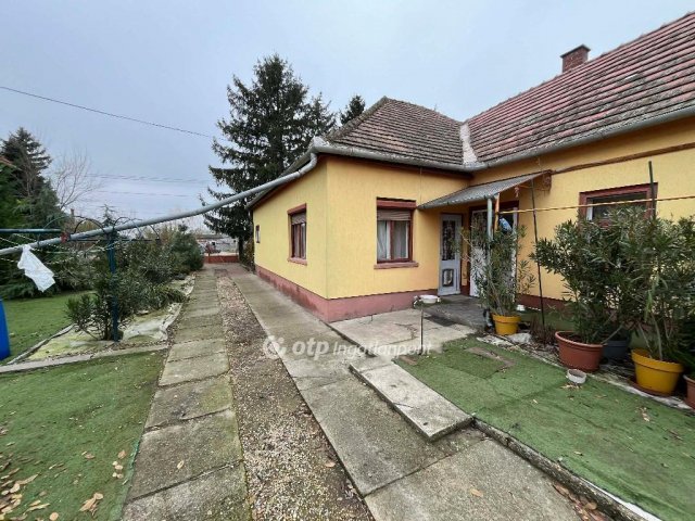 Eladó családi ház, Szalkszentmártonon 45.5 M Ft, 4 szobás