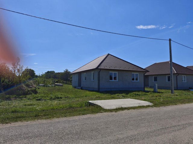 Eladó családi ház, Péren 89.9 M Ft, 4 szobás