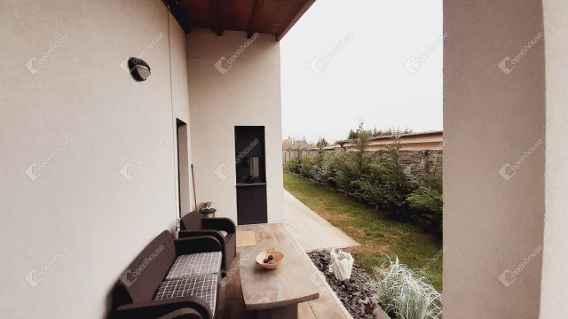 Eladó családi ház, Ajkán 299 M Ft, 5 szobás