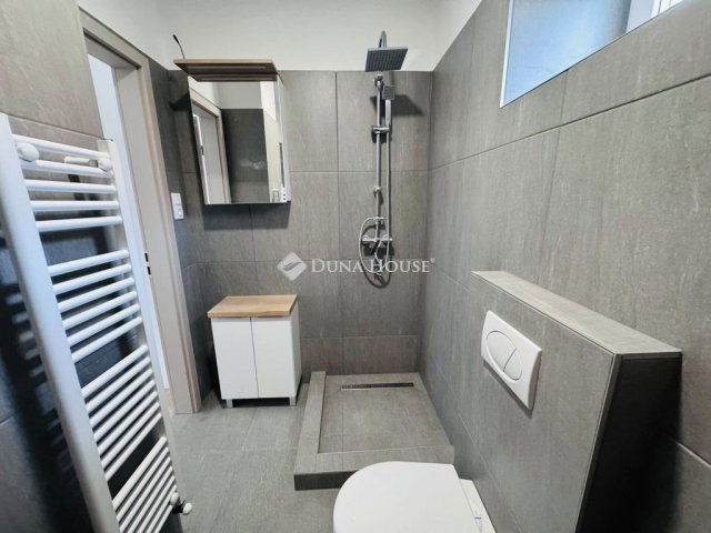 Eladó családi ház, Pécsett 99.9 M Ft, 4 szobás