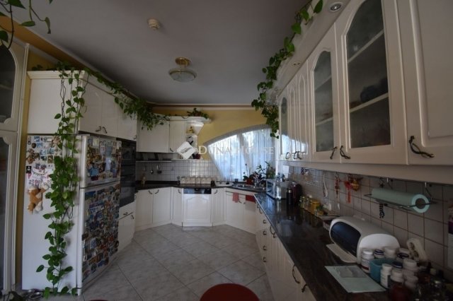 Eladó családi ház, Csömörön 274.9 M Ft, 7 szobás