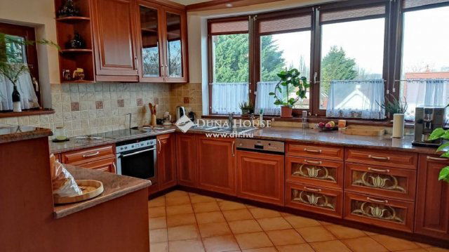 Eladó családi ház, Esztergomban 199 M Ft, 4 szobás