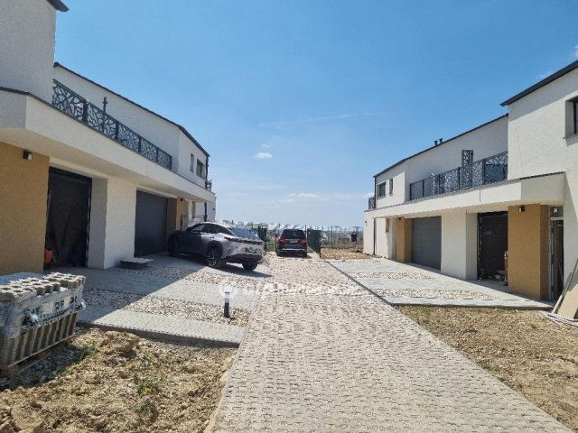 Eladó ikerház, Budajenőn 175 M Ft, 4+1 szobás