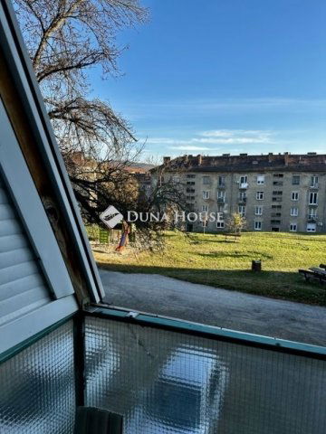 Eladó téglalakás, Komlón 12.7 M Ft, 1 szobás