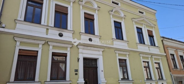 Eladó téglalakás, Pécsett 62.99 M Ft, 3 szobás