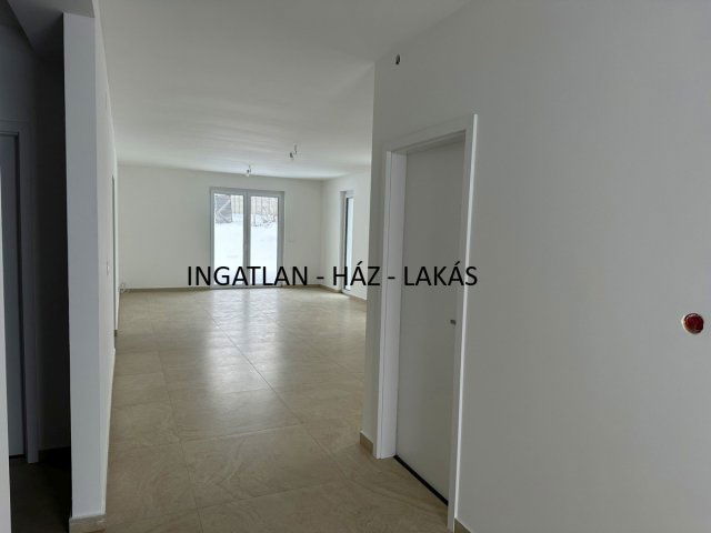 Eladó ikerház, Nagytarcsán 119.9 M Ft, 4 szobás